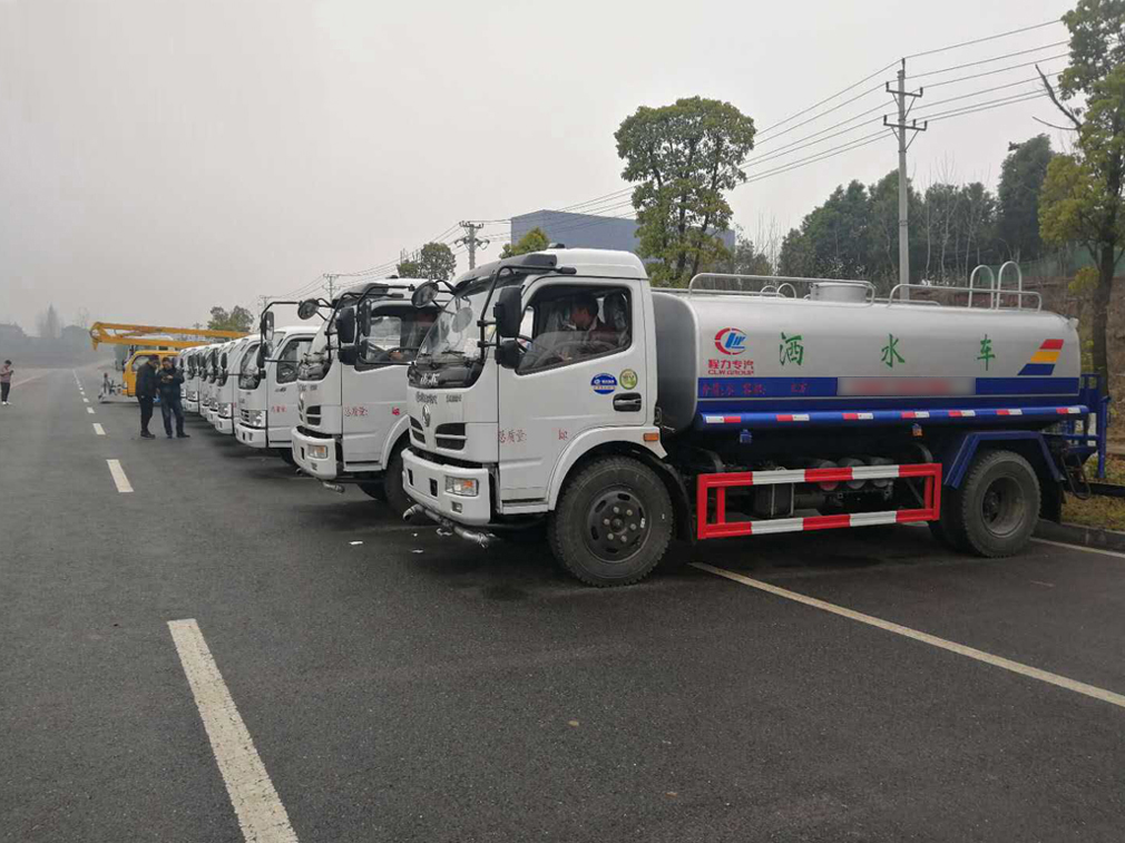 江西上饒高總訂購程力10臺灑水車，1臺高空，1臺路面